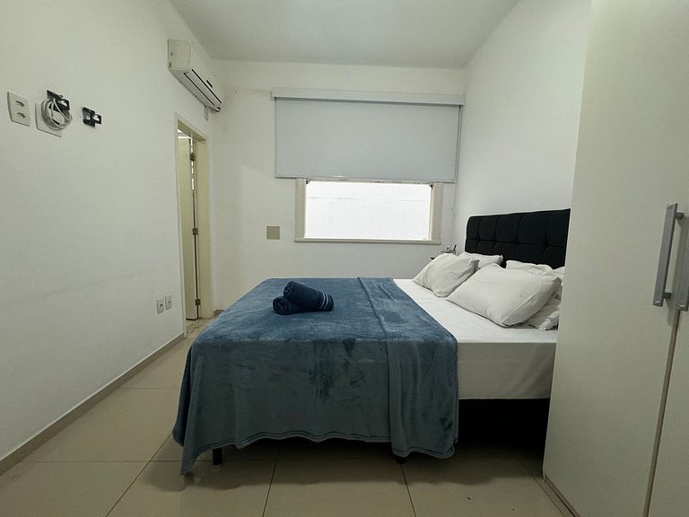 Ap. alguns passos da praia em Copacabana | RJCH502