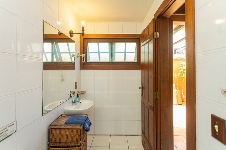 Linda casa em condomínio a 100 m da praia | BZBC19