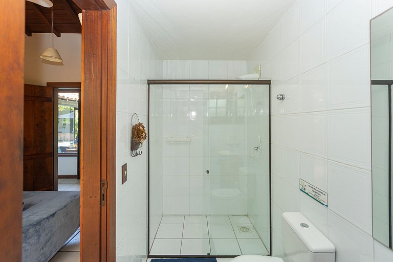 Linda casa em condomínio a 100 m da praia | BZBC19