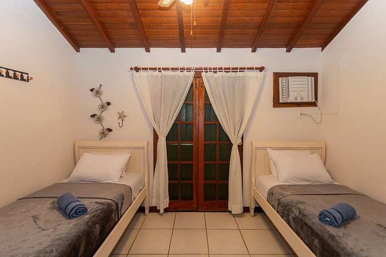 Linda casa em condomínio a 100 m da praia | BZBC19