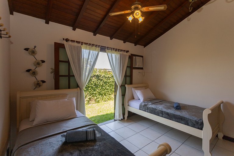 Linda casa em condomínio a 300 m da praia | BZBC19