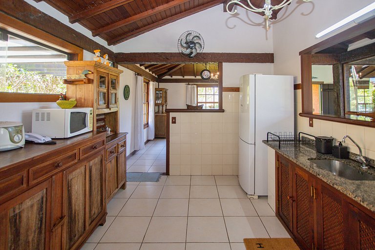 Linda casa em condomínio a 100 m da praia | BZBC19