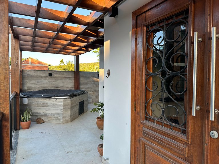 Casa com hidromassagem a passos da praia | BZCE359