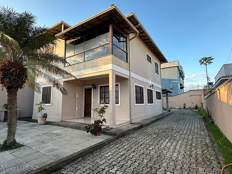 Casarão com quintal na quadra da praia | ROCM1217