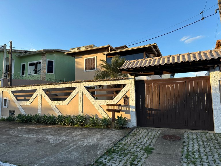 Casarão com quintal na quadra da praia | ROCM1217