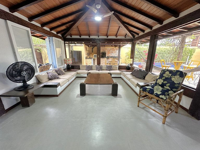 Casa buziana com piscina no melhor ponto de Geribá