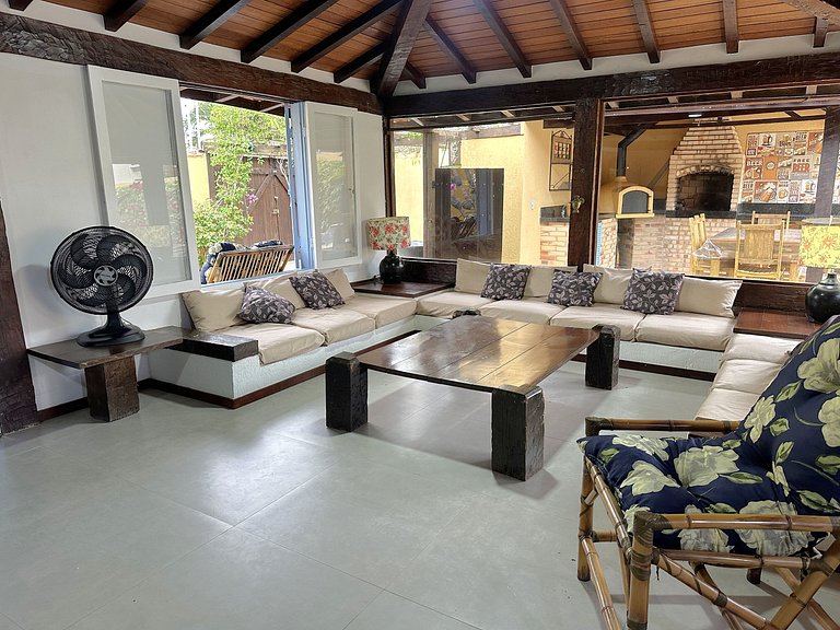 Casa buziana com piscina no melhor ponto de Geribá
