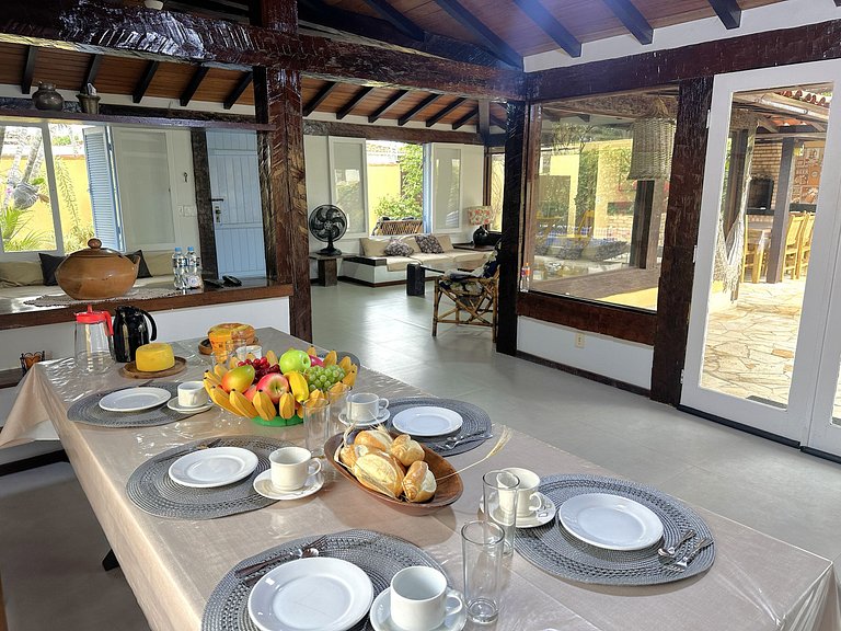 Casa buziana com piscina no melhor ponto de Geribá