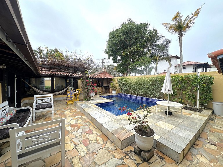 Casa buziana com piscina no melhor ponto de Geribá