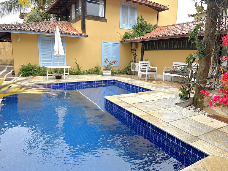 Casa buziana com piscina no melhor ponto de Geribá