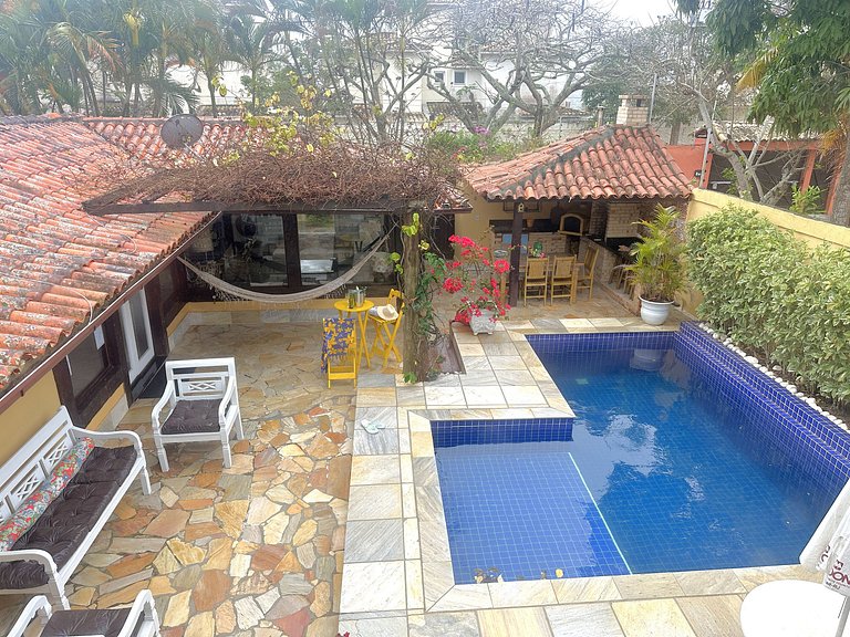 Casa buziana com piscina no melhor ponto de Geribá
