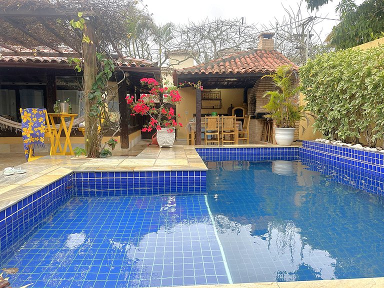 Casa buziana com piscina no melhor ponto de Geribá