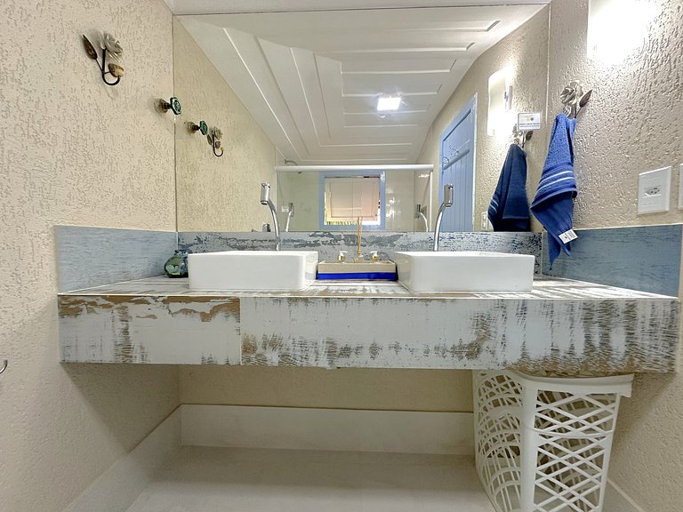 Casa buziana com piscina no melhor ponto de Geribá