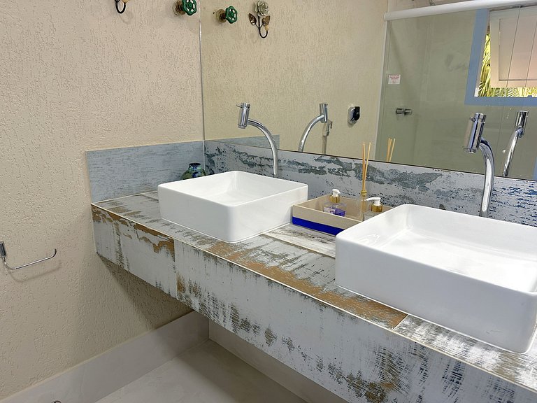 Casa buziana com piscina no melhor ponto de Geribá