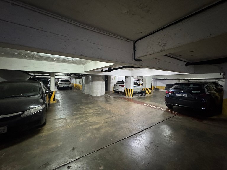 Ap. alguns passos da praia em Copacabana | RJCH502