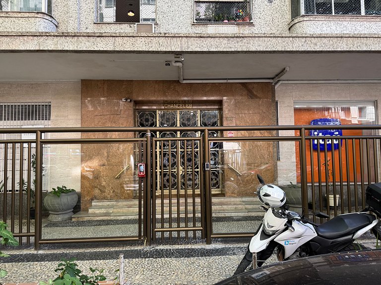 Ap. alguns passos da praia em Copacabana | RJCH502