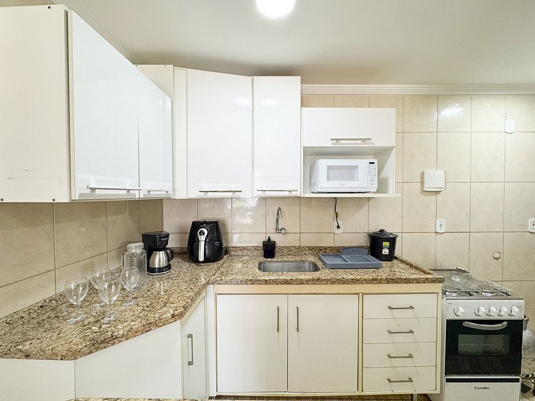 Apto na beira da praia do Centro | ROMM109