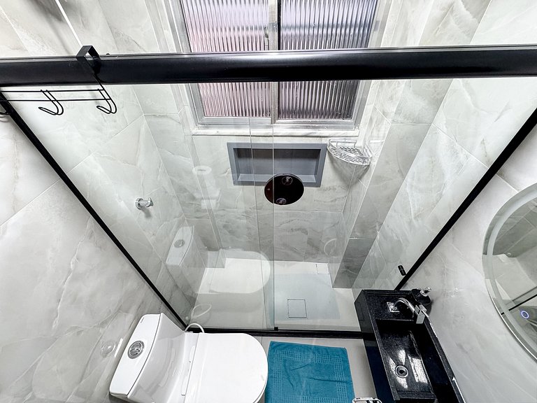 Ap. na beira da praia, ótima localização | ROMM318